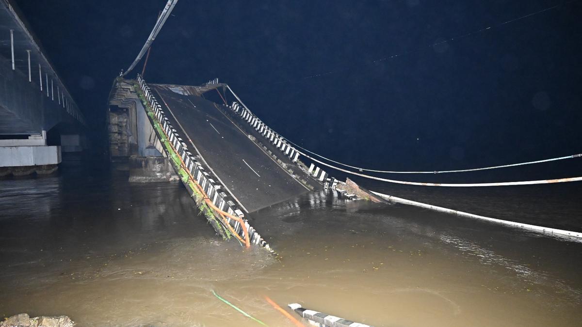 Bridge collapses near Karwar in Karnataka’s Uttara Kannada district; driver rescued